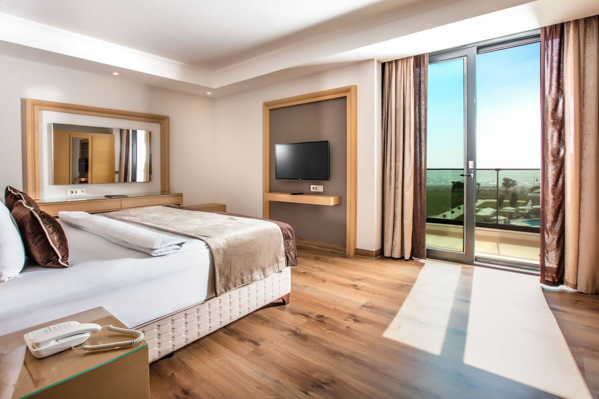 suite, sea view | 1 bedroom, minibar, in-room safe, desk