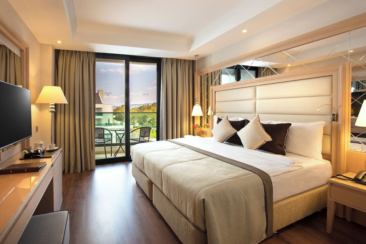 Family Room | 1 bedroom, minibar, in-room safe, desk
