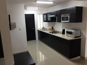 Réfrigérateur, four à micro-ondes, cafetière-théière, mélangeur