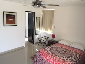 2 chambres, fer et planche à repasser, lit de bébé portatif