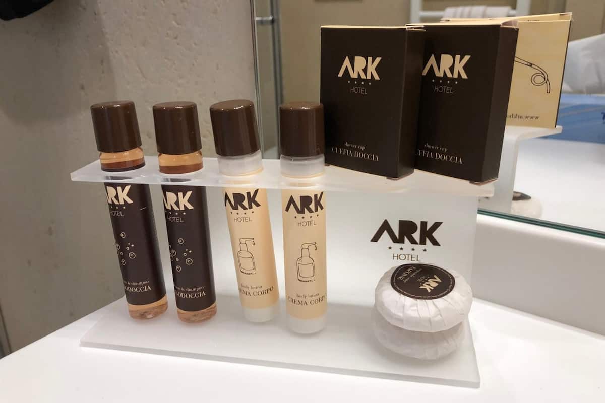 shower, rainfall showerhead, free toiletries, bidet