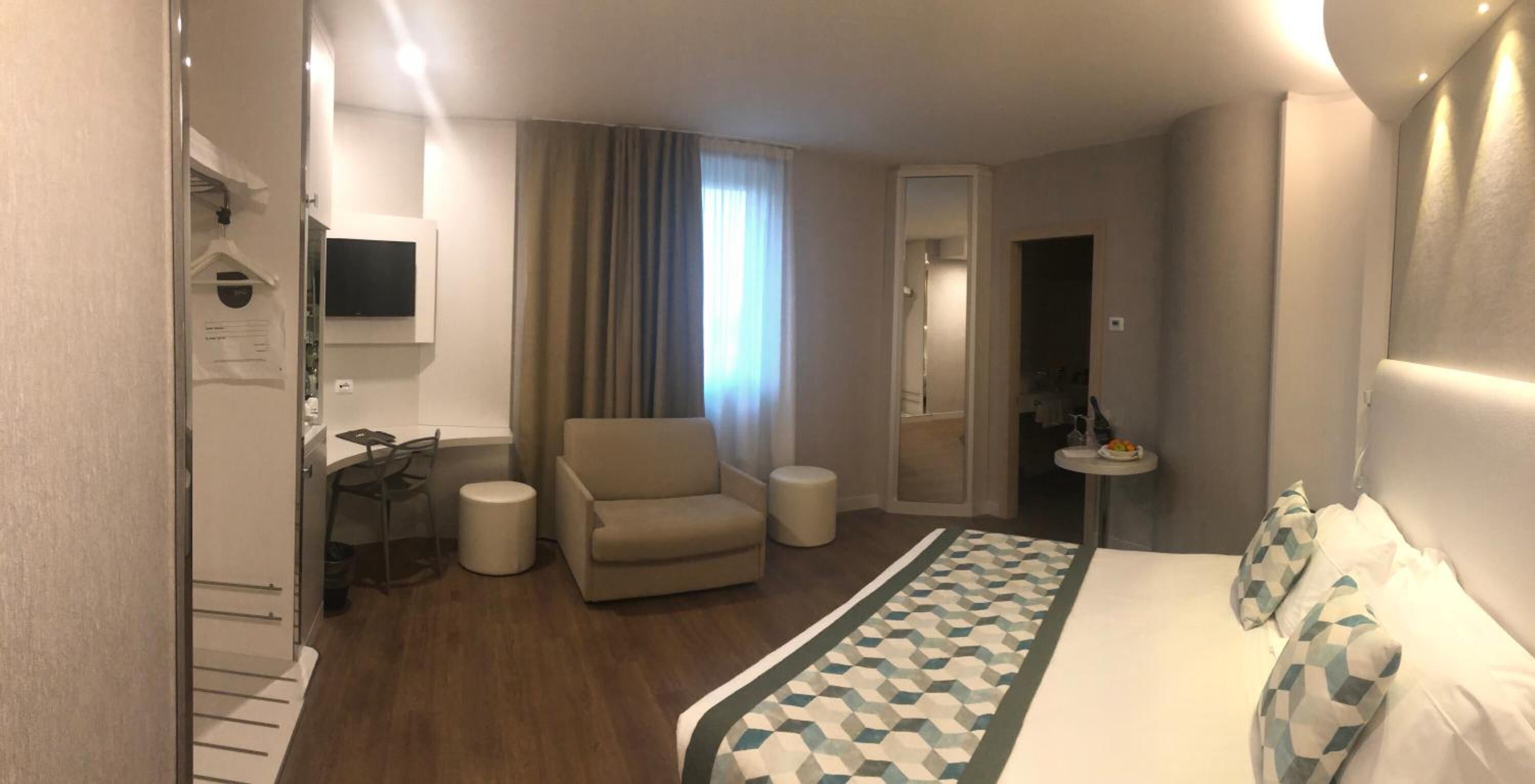 suite, 1 double bed | minibar, in-room safe, individually furnished, desk