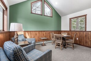 Dining - A Cozy Vacation Home with a Sauna & Beautiful Nature View (Ironwood)