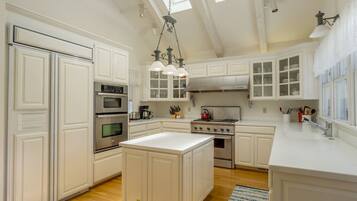 Kühlschrank, Geschirrspüler, Wasserkocher mit Kaffee-/Teezubehör