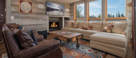 Televisión de pantalla plana y chimenea