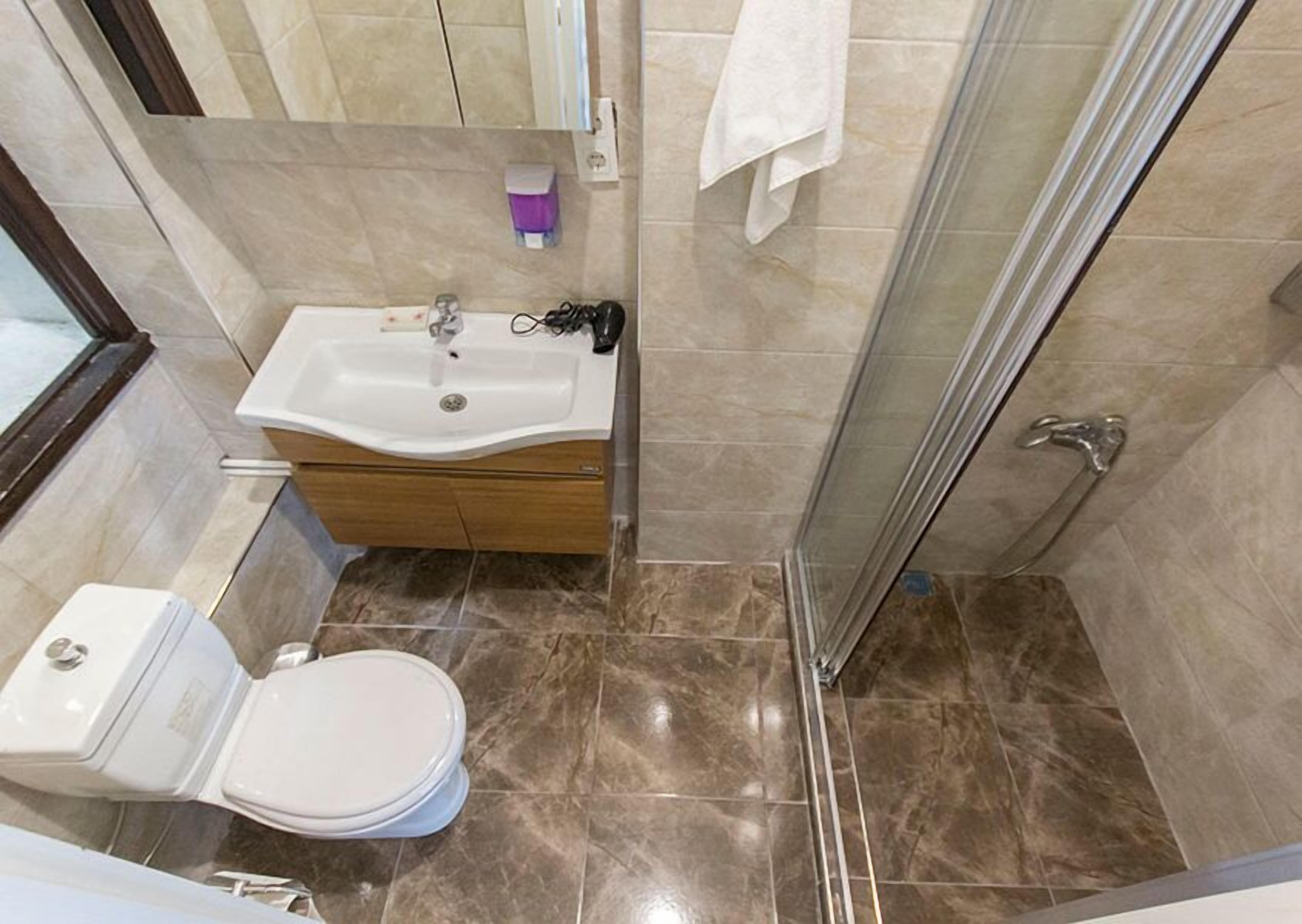Ensemble douche/baignoire, serviettes fournies
