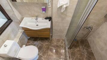 Ensemble douche/baignoire, serviettes fournies