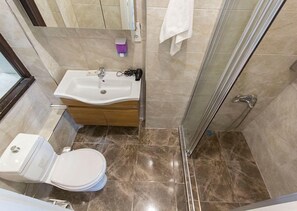 Combined shower/tub, towels - Nest Suite Sisli (Istanbul)