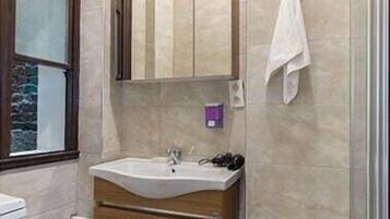 Combined shower/tub, towels