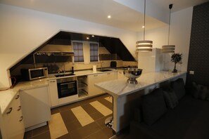 Perushuoneisto, terassi, järvinäköala | Yksityinen keittonurkkaus | Jääkaappi, mikroaaltouuni, uuni, liesi