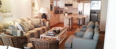 Lägenhet Comfort - 3 sovrum - utsikt mot stranden | Vardagsrum | 42-tums platt-tv med satellitkanaler och tv