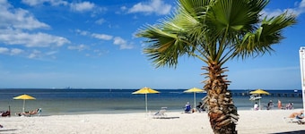 2 bdrm! Sleeps 7! 5-7 min walk to beach, pools, fitness center, onsite restaurants!