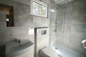 Cabaña ejecutiva, 2 habitaciones, lanai, vistas al complejo turístico | Baño | Ducha, artículos de higiene personal gratuitos y secador de pelo