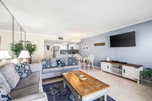 TV, DVD player, video library - 709- Top floor, Updated Condo with Spectacular Views and FREE Beach Service (Destin)