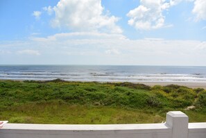 På stranden