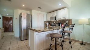 Frigorifero, microonde, forno, piano cottura