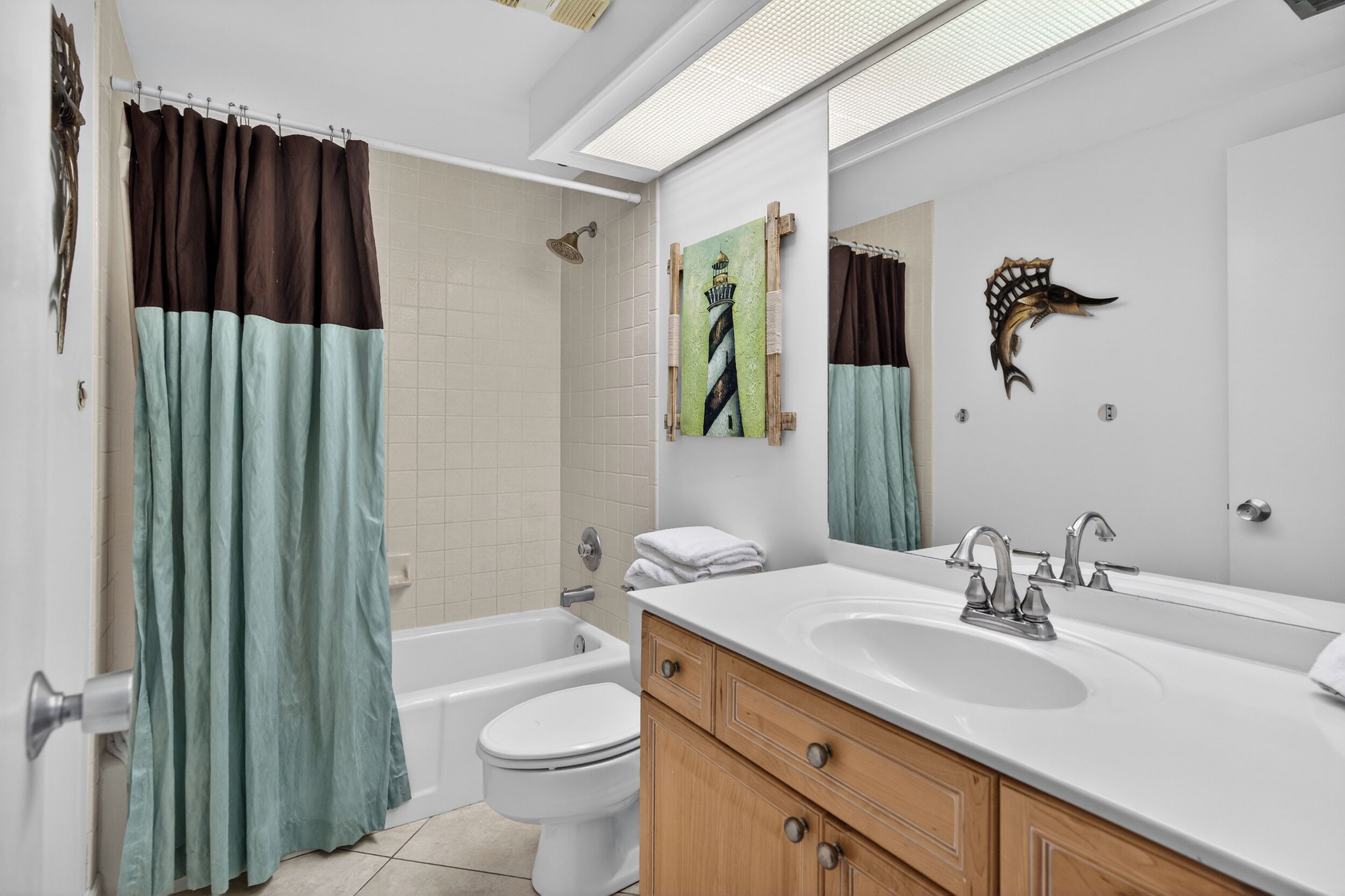 Un baño con bañera, inodoro y lavamanos.