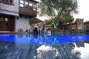Outdoor pool, pool umbrellas - Mel'Dem Butik Otel (Cesme)