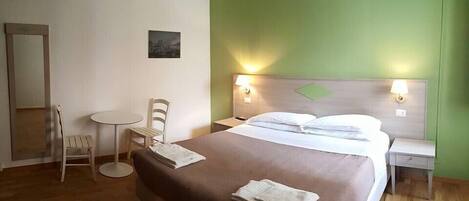 Chambre double ou avec lits jumeaux, salle de bains commune | Minibar, coffre-fort, bureau, lit de bébé (supplément)