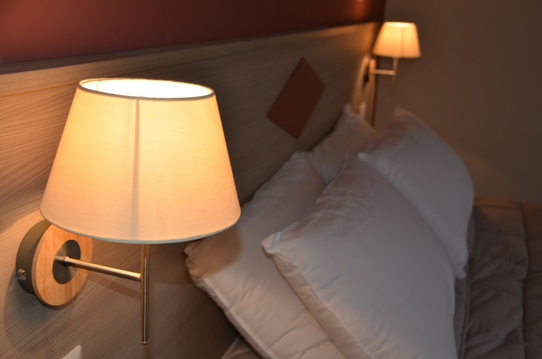 Camera quadrupla, bagno condiviso | Minibar, una cassaforte in camera, una scrivania