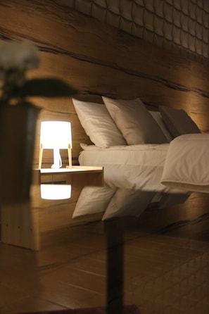Chambre Deluxe, 1 grand lit | Articles gratuits dans le mini-bar, bureau