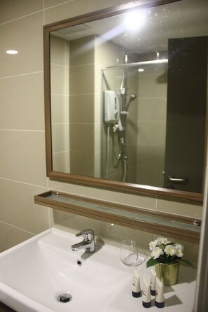 Quarto luxo, 1 cama Queen | Banheiro | Chuveiro, produtos de toalete grátis, secador de cabelo 