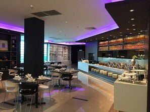 Se sirven desayunos, almuerzos, cenas y cocina local e internacional