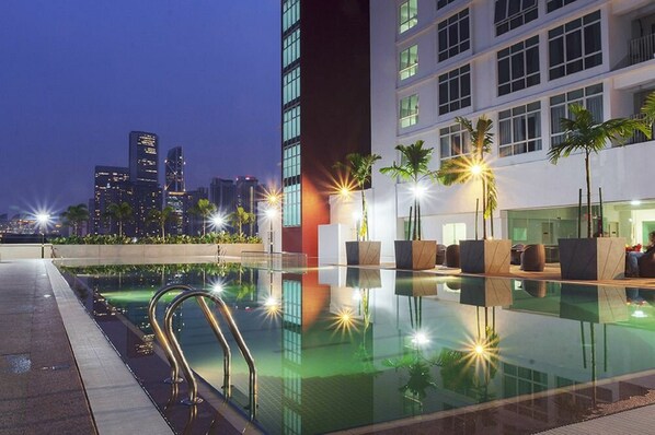 Una piscina al aire libre