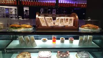 Sarapan dihidangkan, masakan tempatan dan antarabangsa