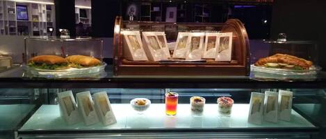 Se sirven desayunos, comidas, cenas y cocina local e internacional