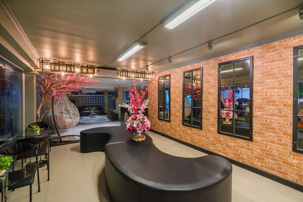 Lobby sitting area - The Corner Ratchada (Bangkok)