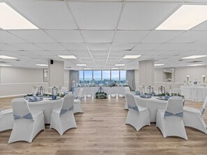Banquet hall - 702 -Breathtaking sunrises & Ocean views, includes Free Beach Service (Destin)