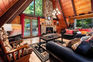 Smart TV, fireplace, video games, foosball - A-Frame cabin- 3BR, pet friendly, hot tub, located between GBurg & Pigeon Forge! (Sevierville)