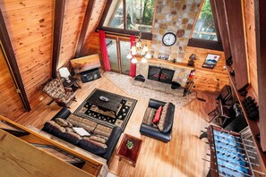 Smart TV, chimenea, videojuegos y futbolito 