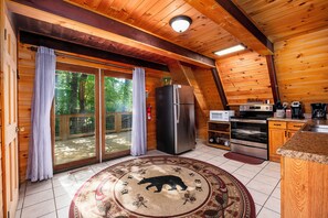 Fridge, microwave, oven, stovetop - A-Frame cabin- 3BR, pet friendly, hot tub, located between GBurg & Pigeon Forge! (Sevierville)