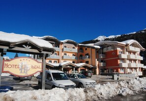 Vista frontal de la propiedad