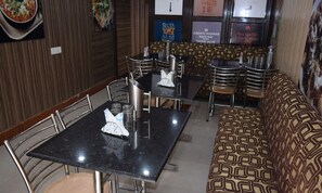 Menyajikan masakan internasional