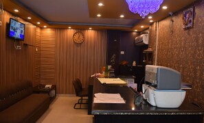 Flat-screen TV - Hotel Trishul By T And M Hotels (Haridwar)