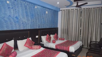 Deluxe Quadruple Room, Smoking | Desk, soundproofing, iron/ironing board, free WiFi