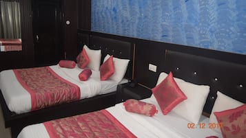 Deluxe Quadruple Room, Smoking | Desk, soundproofing, iron/ironing board, free WiFi