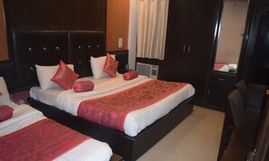 Kamar Triple Deluks, 1 kamar tidur, Boleh Merokok | Meja kerja, kedap suara, setrika/meja setrika, dan Wi-Fi gratis