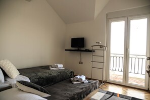 3 bedrooms, iron/ironing board, internet, bed sheets