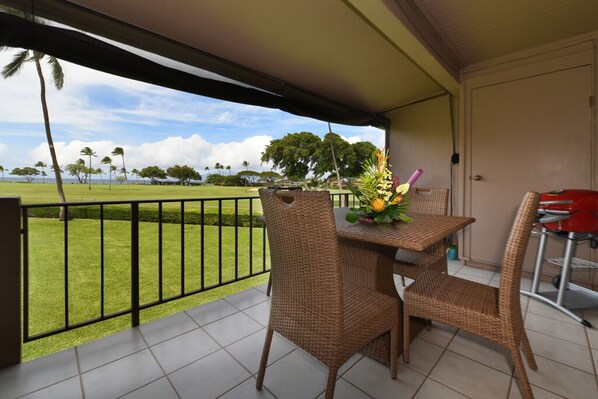 Outdoor dining - Top Floor, Prime Ocean View from J unit studio. Beach Cabana, Jacuzzi (Kaanapali)