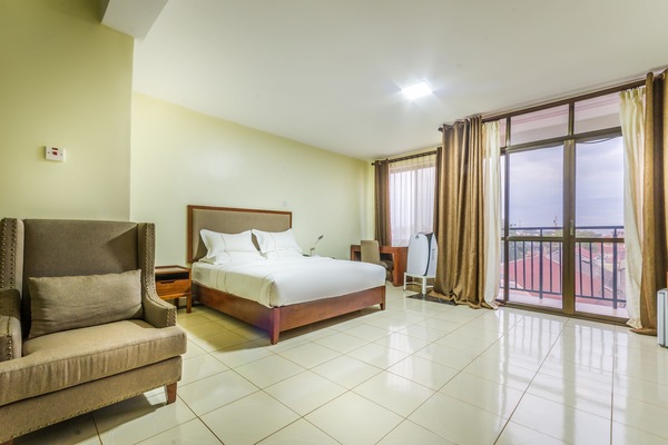 Single Room | In-room safe, desk, blackout drapes, soundproofing