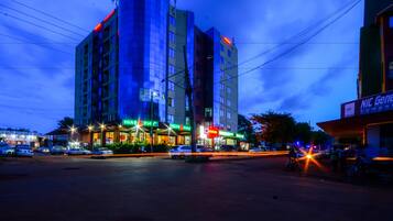 Bagian depan properti - sore/malam