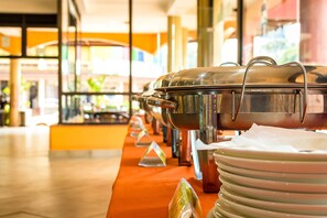 Breakfast, lunch, dinner served; local and international cuisine  - Igar Plaza Hotel (Jinja)