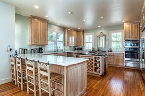 Fridge, microwave, oven, stovetop - Softwind | large, gulf front home. Views for days (Dauphin Island)