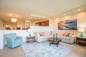Living area - Fabulous Views from Spacious Top Floor Villa (Lahaina)