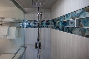 Ensemble douche/baignoire, sèche-cheveux, serviettes fournies