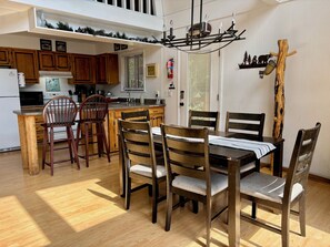 Dining - Dogs welcome, hot tub, pool table, Gatlinburg! (Gatlinburg)